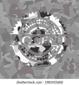 Acento escrito en una textura de camo gris 