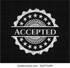 Akzeptiertes Chalkboard-Emblem auf Schwarz-Brett