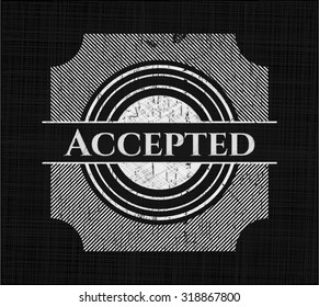 Akzeptiertes Chalkboard-Emblem auf Schwarz-Brett