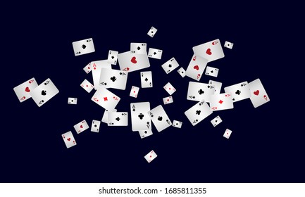Aces y fichas de casino cayendo sobre fondo negro. El concepto de ganar o apostar. Poker y juegos de cartas. 
