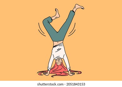 Acrobacia y sensación de concepto positivo. Personaje de dibujos animados de muchacha positiva que balancea las manos descalzos sobre ilustración vectorial de fondo amarillo 