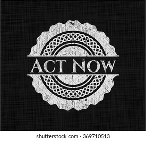 Emblema de tiza Act Now, estilo retro, tiza o textura de pizarra