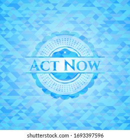 Emblema azul claro realista Act Now. Fondo de mosaico
