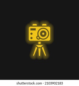 Icono de neón brillante amarillo de la cámara de acción
