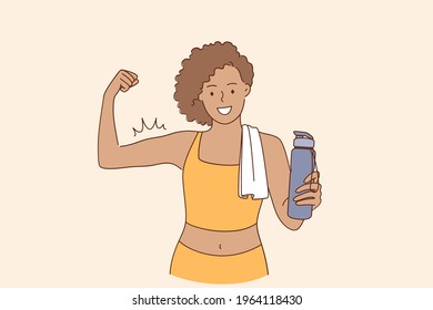 Aktives Lifestyle- und Trainingskonzept. Fröhliche Cartoon-Figur der Fitness-Frau in Sportbekleidung, die nach dem Training Sportler steht, mit Power und biceps Vektorgrafik 