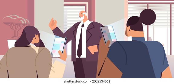 adictos a los negocios usando gadgets digitales personas de negocios activas en redes sociales concepto de adicción digital