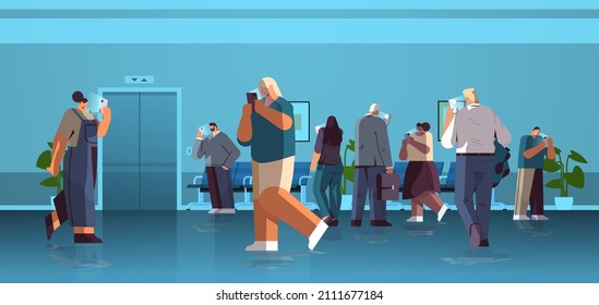 adictos a los negocios usando gadgets digitales personas de negocios activas en redes sociales concepto de adicción digital