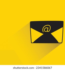 correo de dirección con sombra sobre fondo amarillo