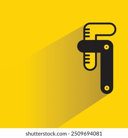 Icono de llave ajustable con sombra sobre fondo amarillo