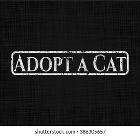 Adoptar un emblema de tiza de gato escrito en una pizarra