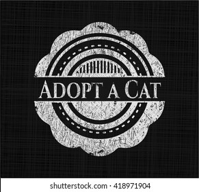 Adoptar un emblema de un gato en una pizarra negra