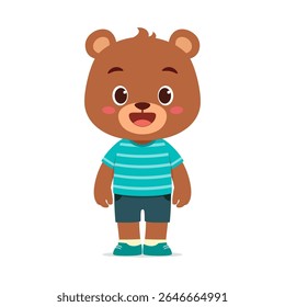 Adorável Brown Bear Cub de pé vestindo camisa listrada e shorts feliz sorrindo