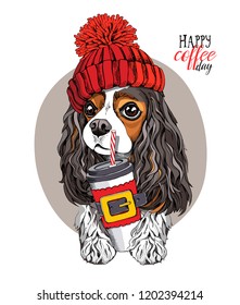 Cavalier adorable Rey Carlos Spaniel en un sombrero de punto rojo y con una taza de plástico. Feliz día del café - cita con letras. Tarjeta de Año Nuevo y Navidad, composición en pantalones t, ilustración vectorial hecha a mano.