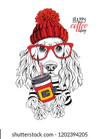 Adorable perro Cocker español con sombrero de punto rojo, gafas y una taza de plástico. Feliz día del café - cita con letras. Tarjeta de Año Nuevo y Navidad, composición en pantalones t, ilustración vectorial hecha a mano.