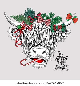 Vaca adorable con bandas en la cabeza de coníferas y con arcos. Sé alegre y brillante - letra. Tarjeta de Navidad y Año Nuevo, Composición del humor, impresión a mano. Ilustración vectorial.