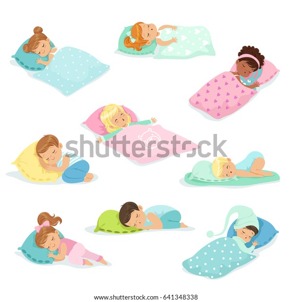 ベッドで優しく眠る愛らしい少年少女 カラフルなキャラクターベクターイラスト のベクター画像素材 ロイヤリティフリー