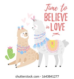 Dibujo plano de una pareja de llamas adorable. Es hora de creer en las letras manuscritas rojas amadas aisladas en blanco. Animados personajes de caricaturas alpacas. Tarjeta de felicitación de San Valentín, idea de diseño de impresión de pantalones