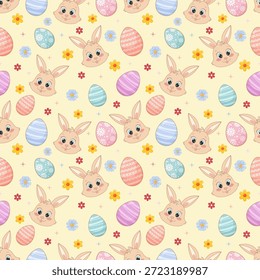 Adorável padrão sem emenda com cabeças de coelho sorridentes, ovos de Páscoa decorados e flores de primavera em um fundo amarelo pálido. Ideal para papel de embrulho de férias, têxteis e papel de parede.