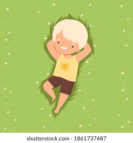 Adorable niño sonriente sentado en un césped verde, niño cortado que miente en la hierba mirando con fantasía el vector de dibujos animados en el cielo Ilustración