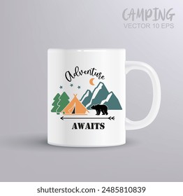 La aventura espera. Signo redondo. Cita positiva inspiradora, motivadora. Concepto de camping con maqueta de taza