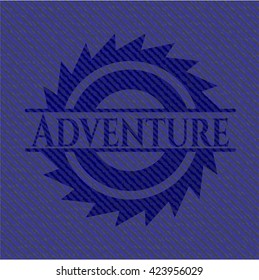 Insignia de aventura con textura de denim