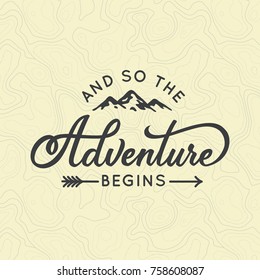 E assim começa a aventura. Lettering inspirador tipografia ilustração com texto e montanhas para impressão de cartões, cartazes e t-shirts.