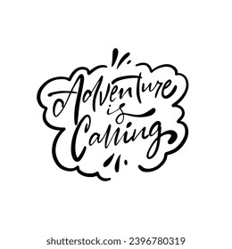 La aventura llama. Letra de script de color negro, frase de letra. Arte vectorial aislado de fondo blanco.