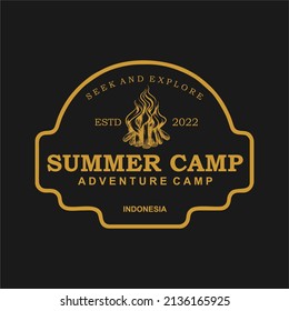 Vector del logotipo de la insignia de campamento de aventura