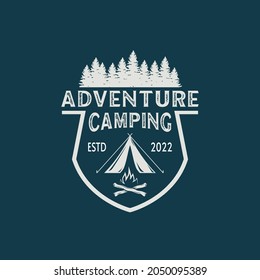 Plantilla de logotipo de diseño de campamento de aventura