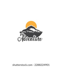 plantilla de diseño de logotipo de aventura, con elementos de montaña y árboles