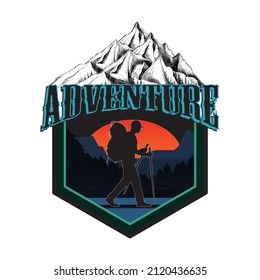 Aventura. hombre y caminar por la jungla y el sol están saliendo. ilustración de vector de montaña. diseño de camisetas de aventura