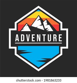 logo de la montaña de aventura sobre fondo oscuro. perfecto para logotipos de aventura, comunidad de excursionistas. archivo de pasos