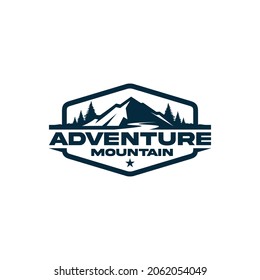 diseño del logotipo de la montaña de aventura y del bosque de pinos