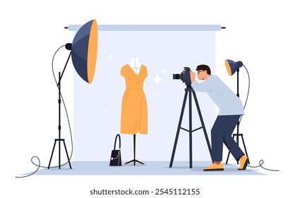 Publicidad del vestido de tiro. Hombre con cámara toma fotografías de ropa en estudio. Maniquí con vestido amarillo cerca de los focos. Promoción y comercialización. Ilustración vectorial plana