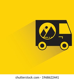 Werbewagen mit Schatten auf gelbem Hintergrund