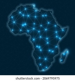 Afrikanische Netzwerkkarte. Abstrakte geometrische Karte des Kontinents. Digitale Verbindungen und Telekommunikationsdesign. Glühendes Internet-Netzwerk. Beeindruckende Vektorgrafik.