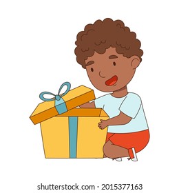 African American Boy Opening Geschenkbox mit Freude an der aktuellen Vektorgrafik