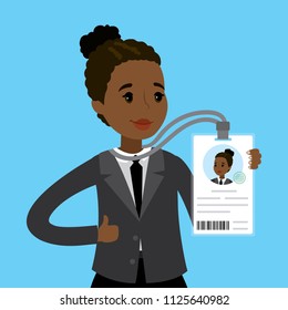 Mujer de negocios o trabajadora de oficina afroamericana sosteniendo una placa con id, foto y código qr, ilustración de Flkat Vector