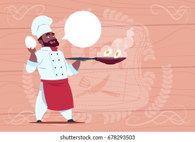 Cocina Afroamericana Cocina Con Pan De Frío Con Huevos Sonriente Jefe De Caricatura En Uniforme De Restaurante Blanco Sobre Vector Plano De Fondo Con Textura De Madera Ilustración