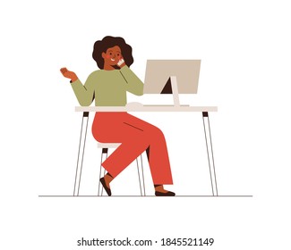 Una mujer afroamericana sentada en la mesa habla por teléfono. La mujer de negocios negros o trabajadora independiente trabaja en computadoras de escritorio en casa o en la oficina. Ilustración vectorial en estilo plano.