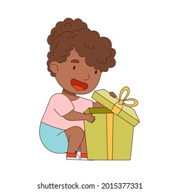 African American Little Girl Opening Geschenkbox als Feiertagsvortrag Vektorgrafik