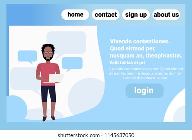 afrikanisch-amerikanische Mann-Chat-Blase mit Laptop-stehende Pose-Silhouette männliche Cartoon-Charakter horizontalen Kopienraum volle flache Vektorgrafik