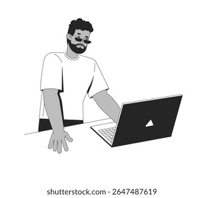 Homem afro-americano em pé e trabalhando no personagem da linha 2D do laptop. Cara preto freelancer barbudo em óculos de sol inclinado sobre a mesa isolada tinta vetor esboço pessoa. Ilustração de ponto monocromático