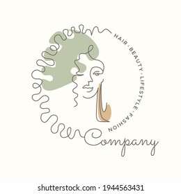 Mujer afroamericana con pelo rizado, arete y decoración de hojas de monstera en la cabeza. Logotipo para salón de belleza, peluquería, productos para el cuidado del pelo, blogger de estilo de vida, cosméticos o estilista. Continuo