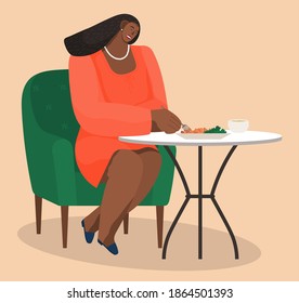 Mujer afroamericana sentada en un acogedor sillón en casa en una mesa comiendo ilustración vectorial de ensalada. Caracter femenino almorzando en un restaurante. Moden girl está cenando en un café en una pequeña mesa