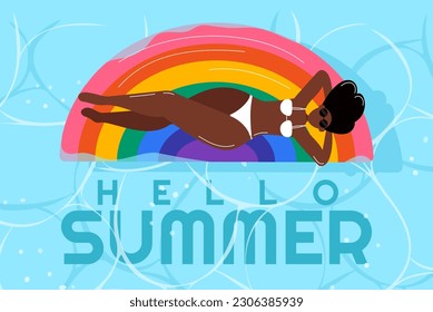 Mujer afroamericana nadando con colchón inflable. Niña con piel negra en bikini relajándose en la superficie de agua azul, vista superior. Hola afiche de verano. Ilustración del vector