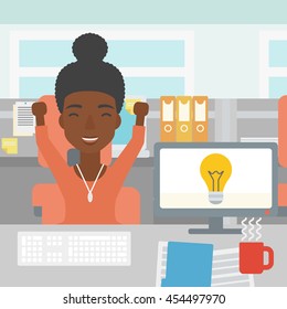 Una mujer de negocios africana con armas y ideas de negocios. Mujer trabajando en una computadora con bombilla de ideas de negocios en una pantalla. Concepto de idea de negocio. Ilustración de diseño plana vectorial. Diseño cuadrado.