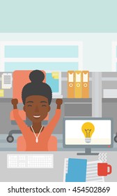 Una mujer de negocios africana con armas y ideas de negocios. Mujer trabajando en una computadora con bombilla de ideas de negocios en una pantalla. Concepto de idea de negocio. Ilustración de diseño plana vectorial. Diseño vertical.