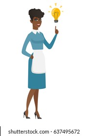 Afrikanischer Putzer, der auf eine Glühbirne zeigt. Vollständig junge Lächelnde Reiniger mit kreativer Idee. Konzept der erfolgreichen Idee. Vektorgrafik mit flachem Design, einzeln auf weißem Hintergrund.