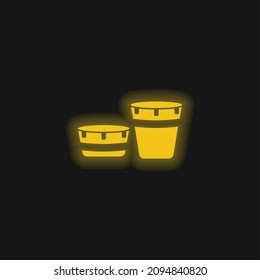 Juego de tambores africanos con icono de neón brillante amarillo diseño